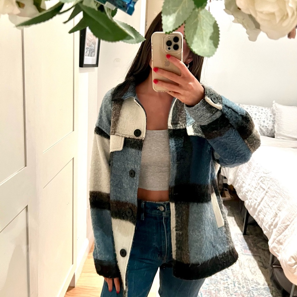 Zara shirt jacket blue, black, and white size xs! Very cozy! Oversized fit!